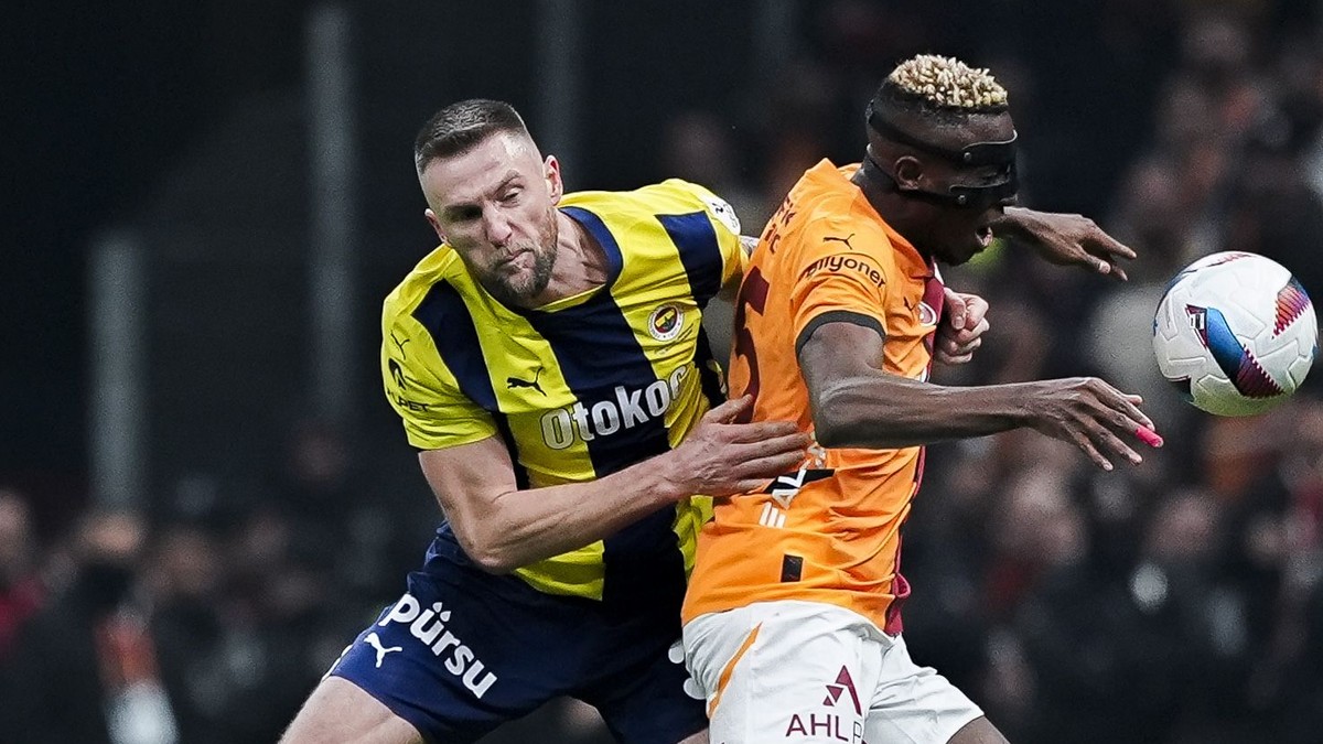 Na snímke slovenský futbalista Milan Škriniar (vľavo) z Fenerbahce a Victor Osimhen z Galatasaray v súboji o loptu počas zápasu 25. kola tureckej futbalovej ligy Galatasaray - Fenerbahce.