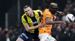 Na snímke slovenský futbalista Milan Škriniar (vľavo) z Fenerbahce a Victor Osimhen z Galatasaray v súboji o loptu počas zápasu 25. kola tureckej futbalovej ligy Galatasaray - Fenerbahce.