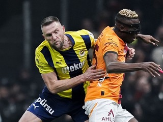 Na snímke slovenský futbalista Milan Škriniar (vľavo) z Fenerbahce a Victor Osimhen z Galatasaray v súboji o loptu počas zápasu 25. kola tureckej futbalovej ligy Galatasaray - Fenerbahce.