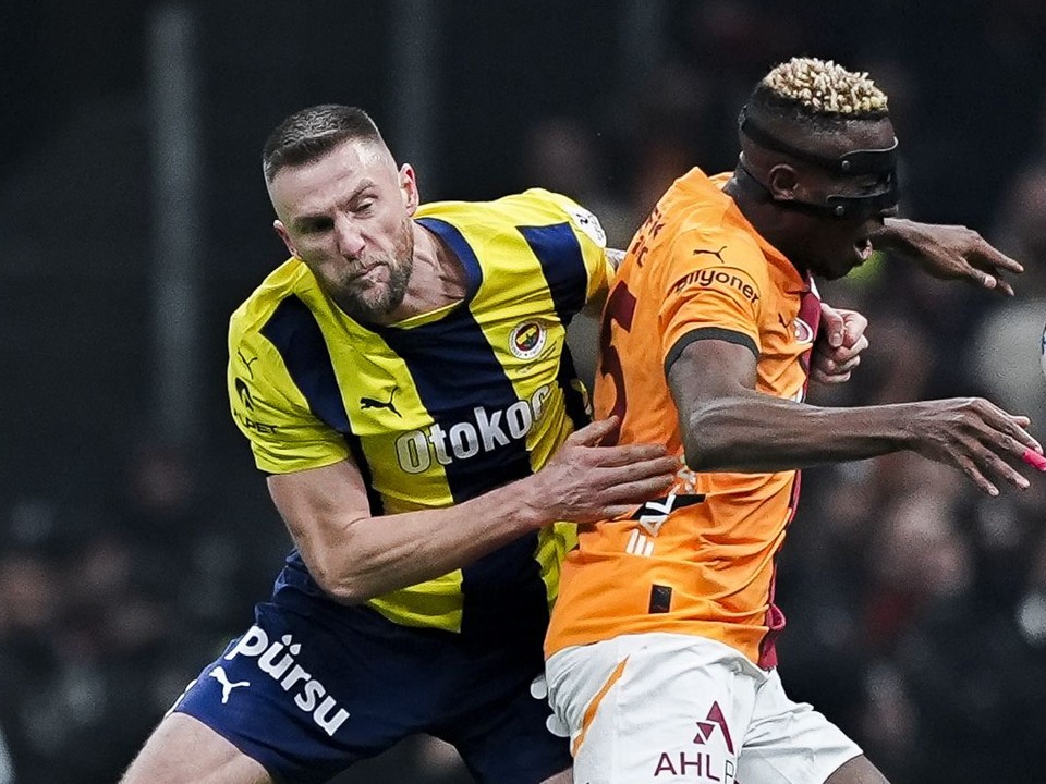 Na snímke slovenský futbalista Milan Škriniar (vľavo) z Fenerbahce a Victor Osimhen z Galatasaray v súboji o loptu počas zápasu 25. kola tureckej futbalovej ligy Galatasaray - Fenerbahce.