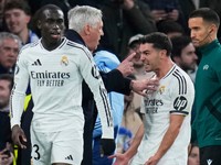 Futbalista Realu Madrid Brahim Diaz oslavuje s trénerom Carlom Ancelottim.