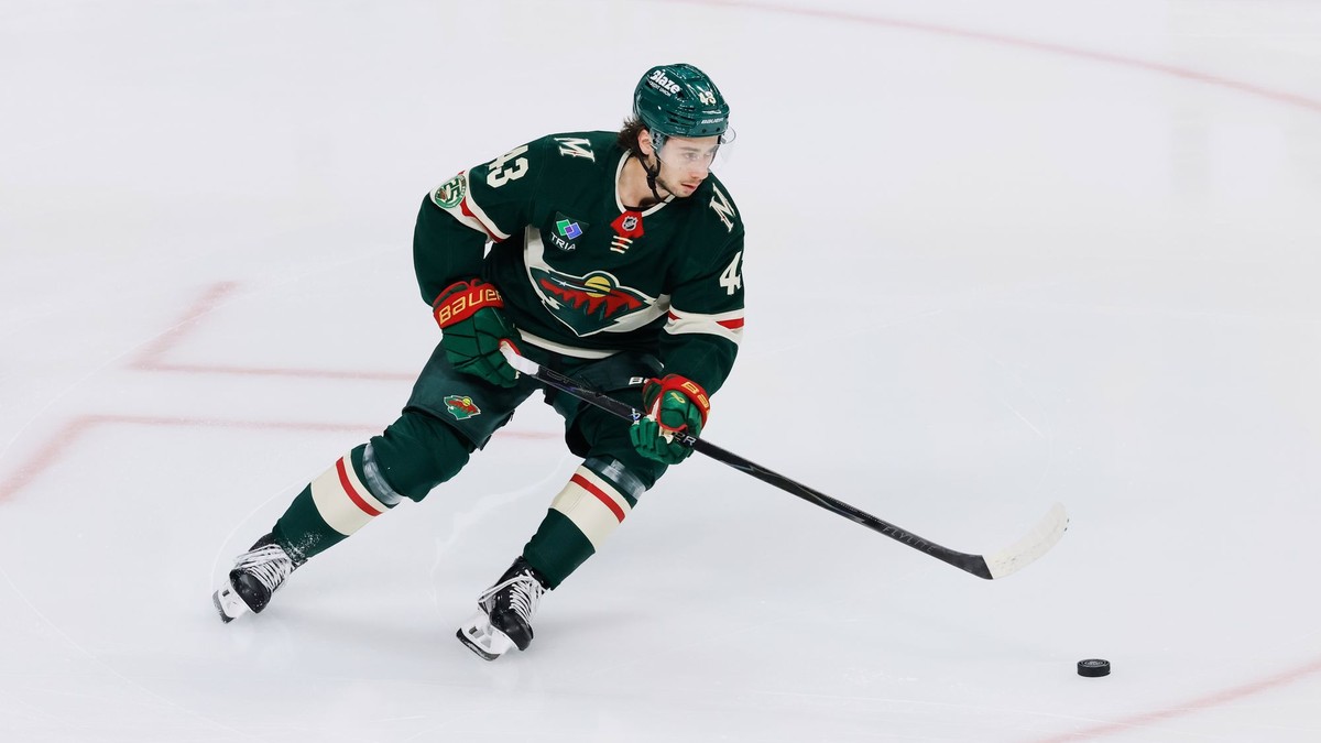 Quinn Hughes pred zápasom proti Pittsburghu.