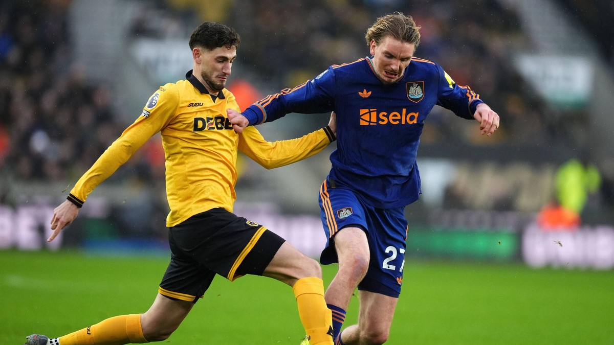 Hráč Wolverhamptonu Santiago Bueno (vľavo) a hráč Newcastlu Nick Woltemade bojujú o loptu.
