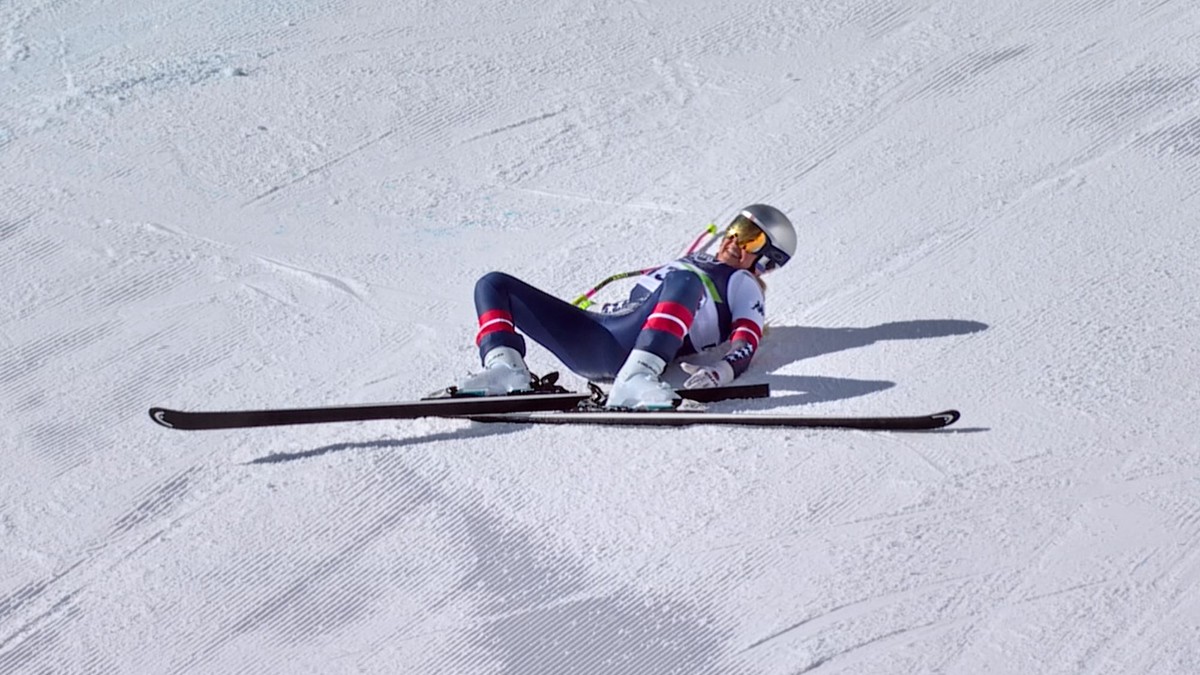Lindsey Vonnová leží po páda počas zjazdu na ZOH 2026.