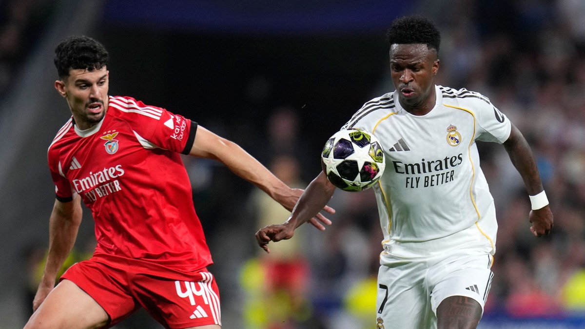 Hráč Real Madrid Vinícius Júnior (vpravo) a hráč Benfica Tomás Araújo bojujú o loptu.