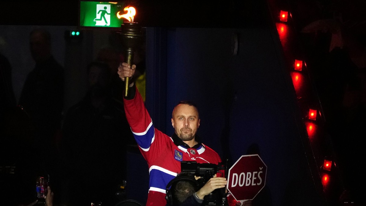 Bývalý slovenský hokejový brankár Montrealu Canadiens Jaroslav Halák nesie pochodeň pred zápasom Montreal - Carolina.