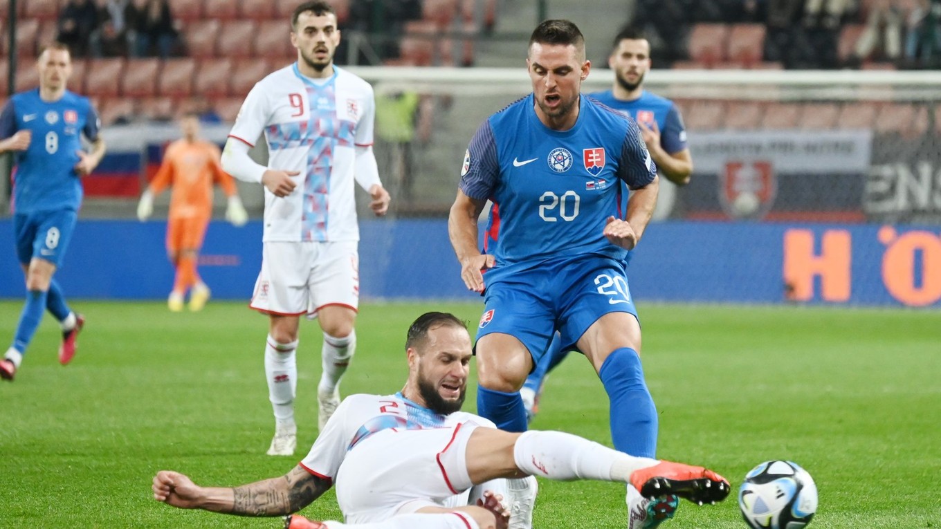 Róbert Mak (vpravo) v zápase Slovensko - Luxembursko v kvalifikácii EURO 2024.