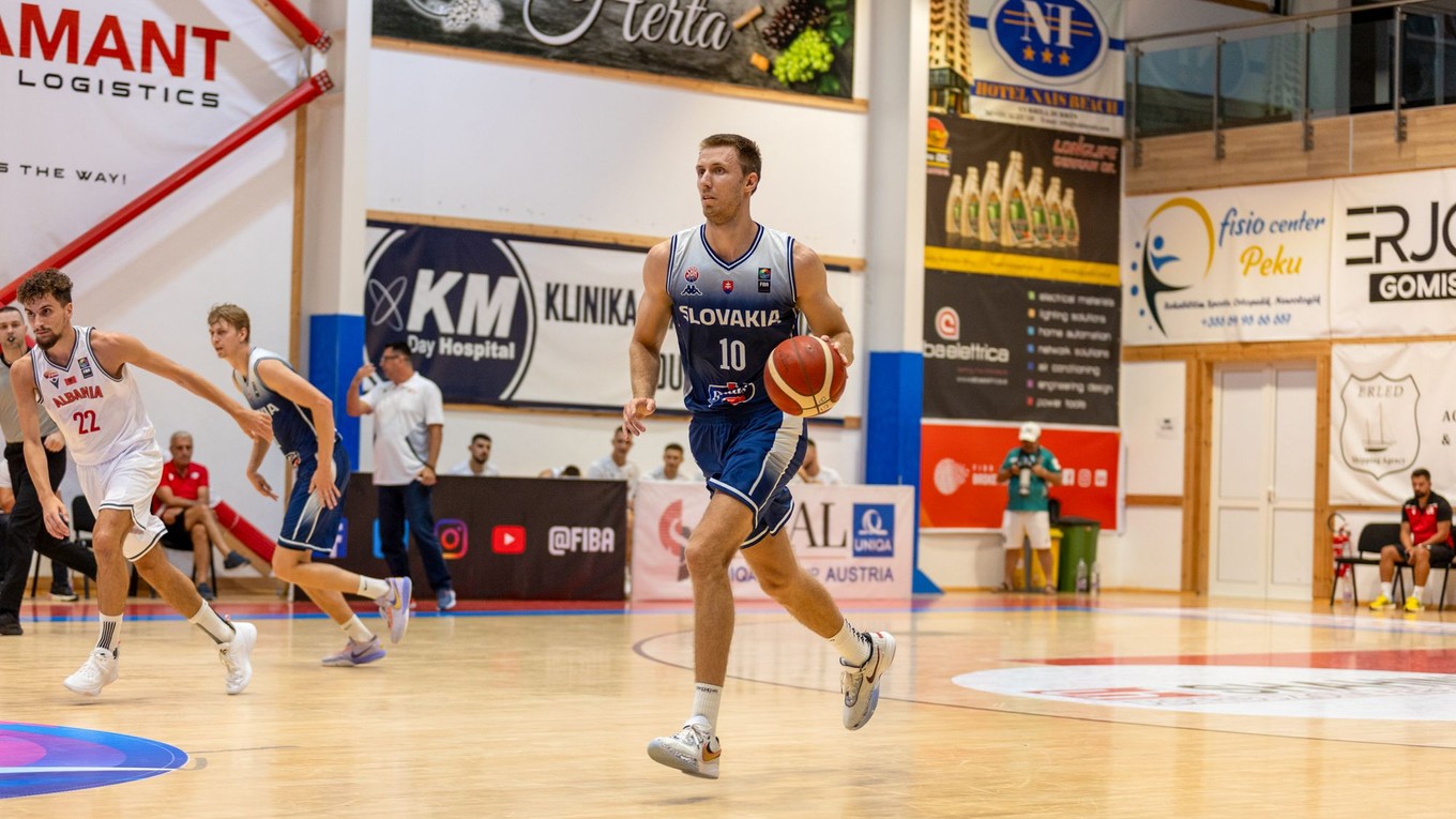 Slovenský basketbalista Vladimír Brodziansky v zápase proti Albánsku. 