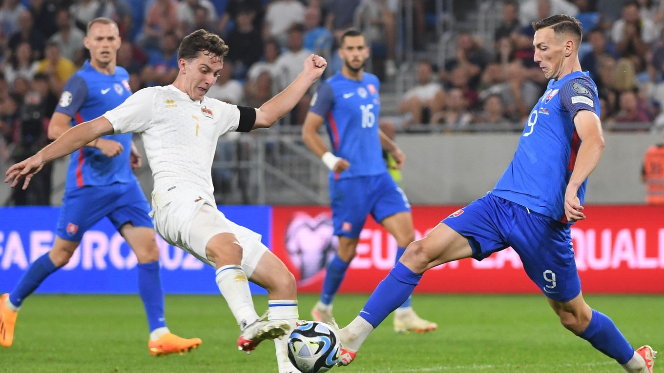 Róbert Boženík a Simon Lüchinger v kvalifikačnom zápase J-skupiny na EURO 2024 Slovensko - Lichtenštajnsko.