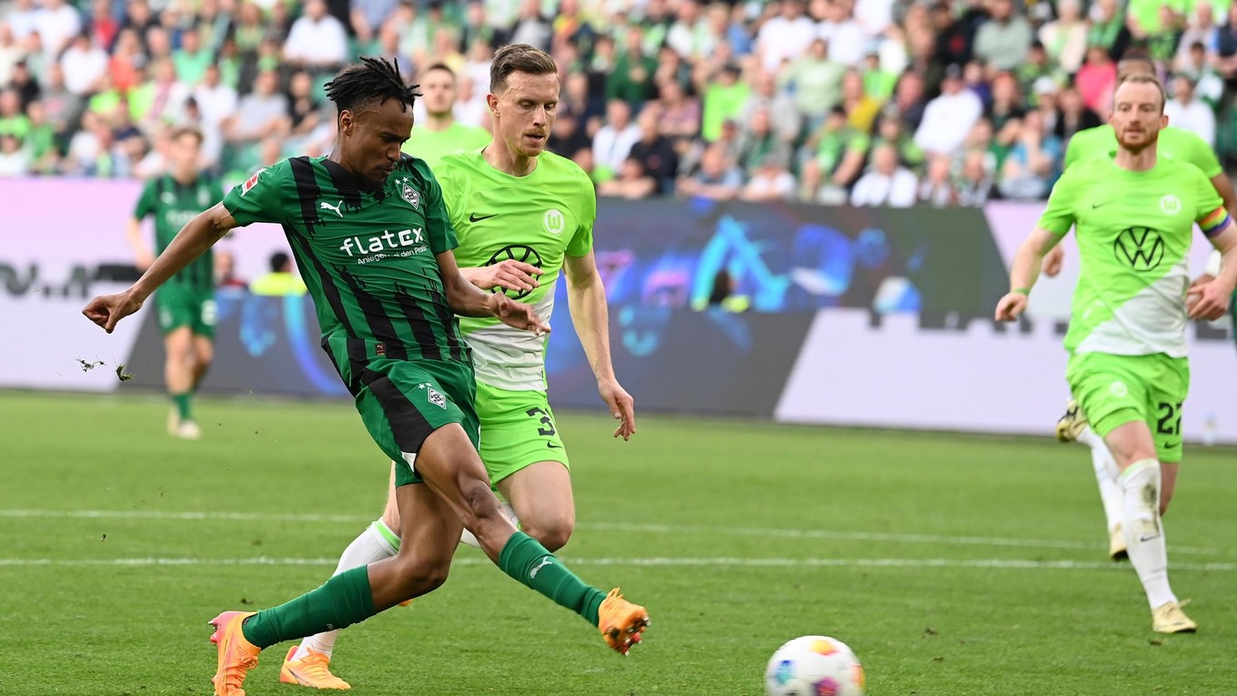 Nathan Ngoumou Minpole strieľa gól v zápase proti Wolfsburgu.