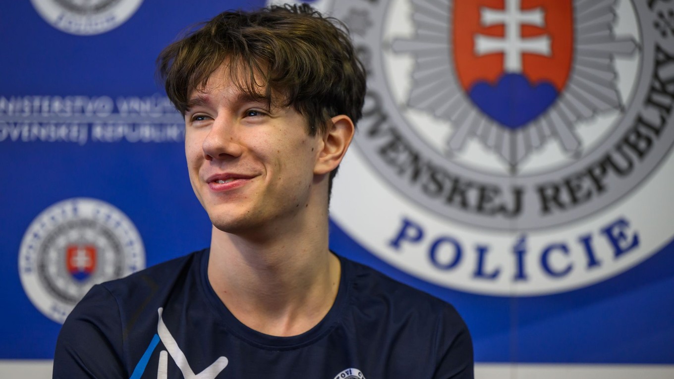 Adam Hagara počas tlačovej konferencie po návrate z MS.