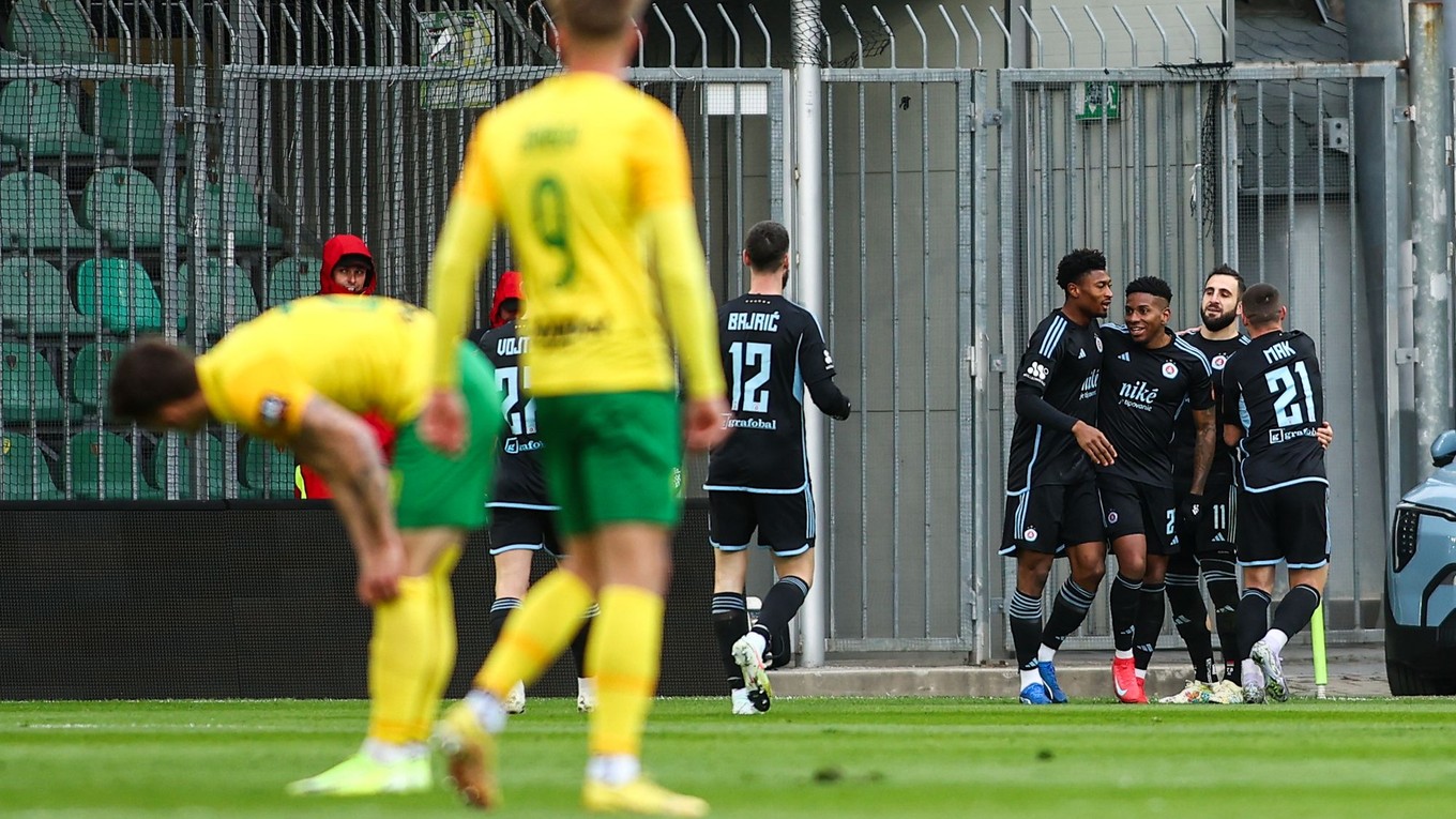 Hráči Slovana sa tešia z gólu v zápase 4. kola nadstavbovej časti futbalovej Niké ligy v skupine o titul medzi MŠK Žilina - ŠK Slovan Bratislava.
