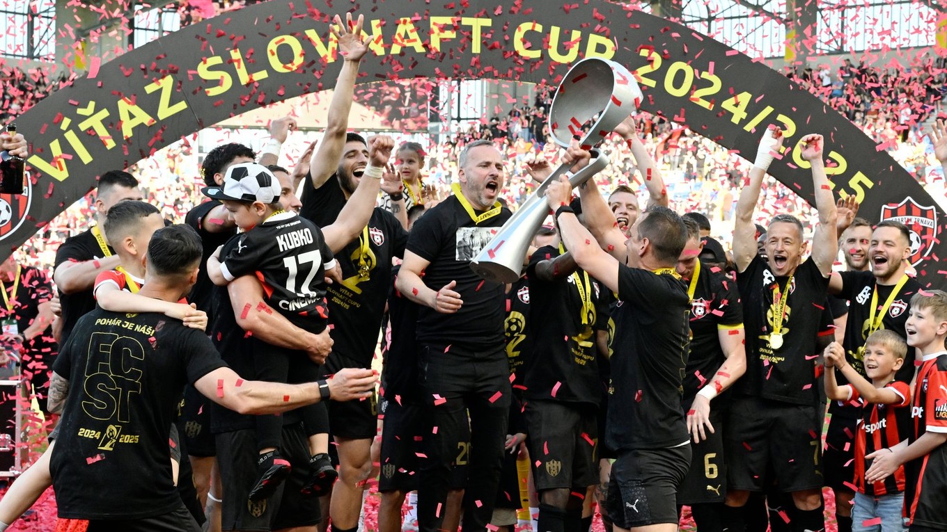 Futbalisti Trnavy oslavujú zisk Slovenského pohára pre sezónu 2024/25 po finále Slovenského pohára - Slovnaft Cupu.