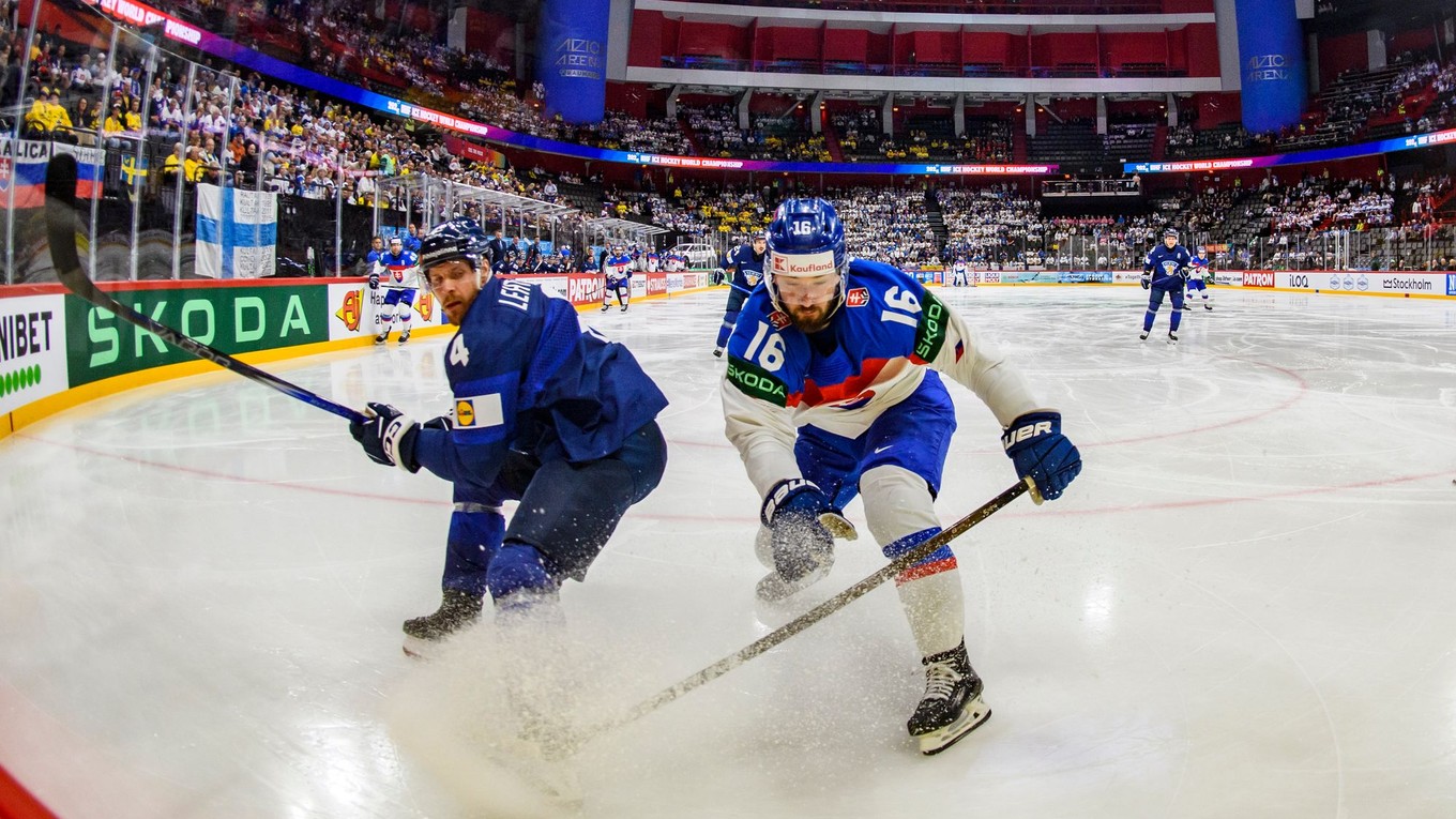 Róbert Lantoši (vpravo) v zápase Slovensko - Fínsko v skupine A na MS v hokeji 2025.