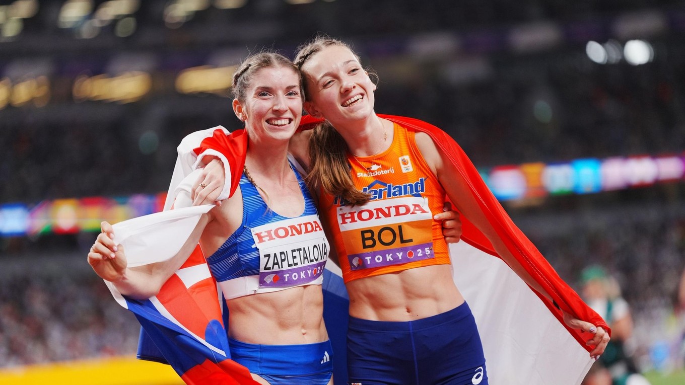 Emma Zapletalová a Femke Bolová po finále v behu na 400 m cez prekážky na MS v atletike 2025.