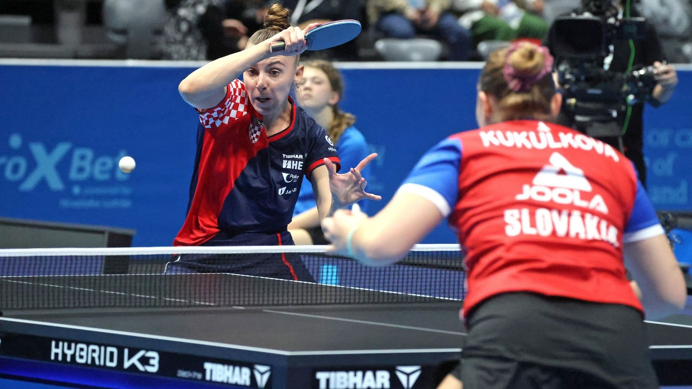 Slovenská reprezentantka v stolnom tenise Tatiana Kukuľková (chrbtom).