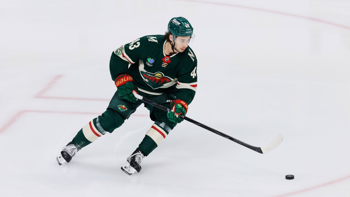 Quinn Hughes pred zápasom proti Pittsburghu.