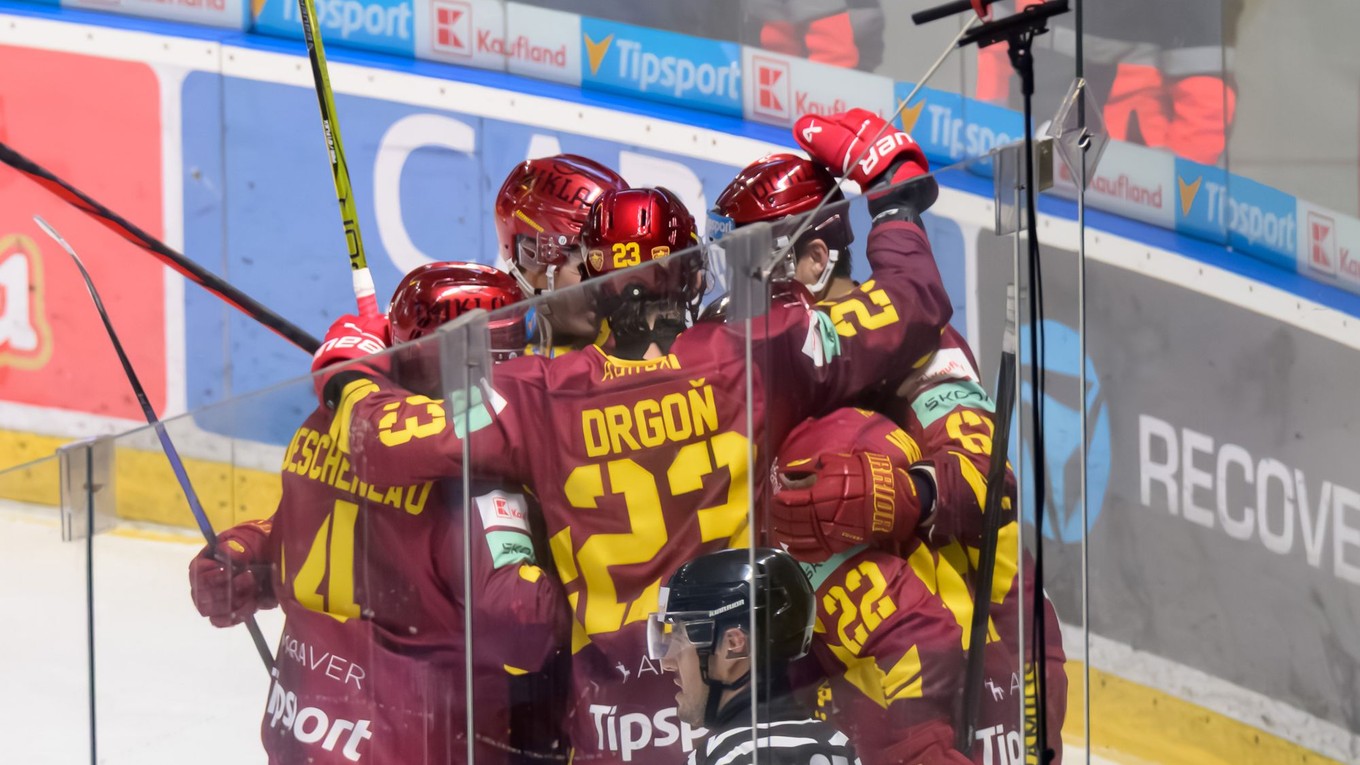 Hokejisti Trenčína oslavujú gól.