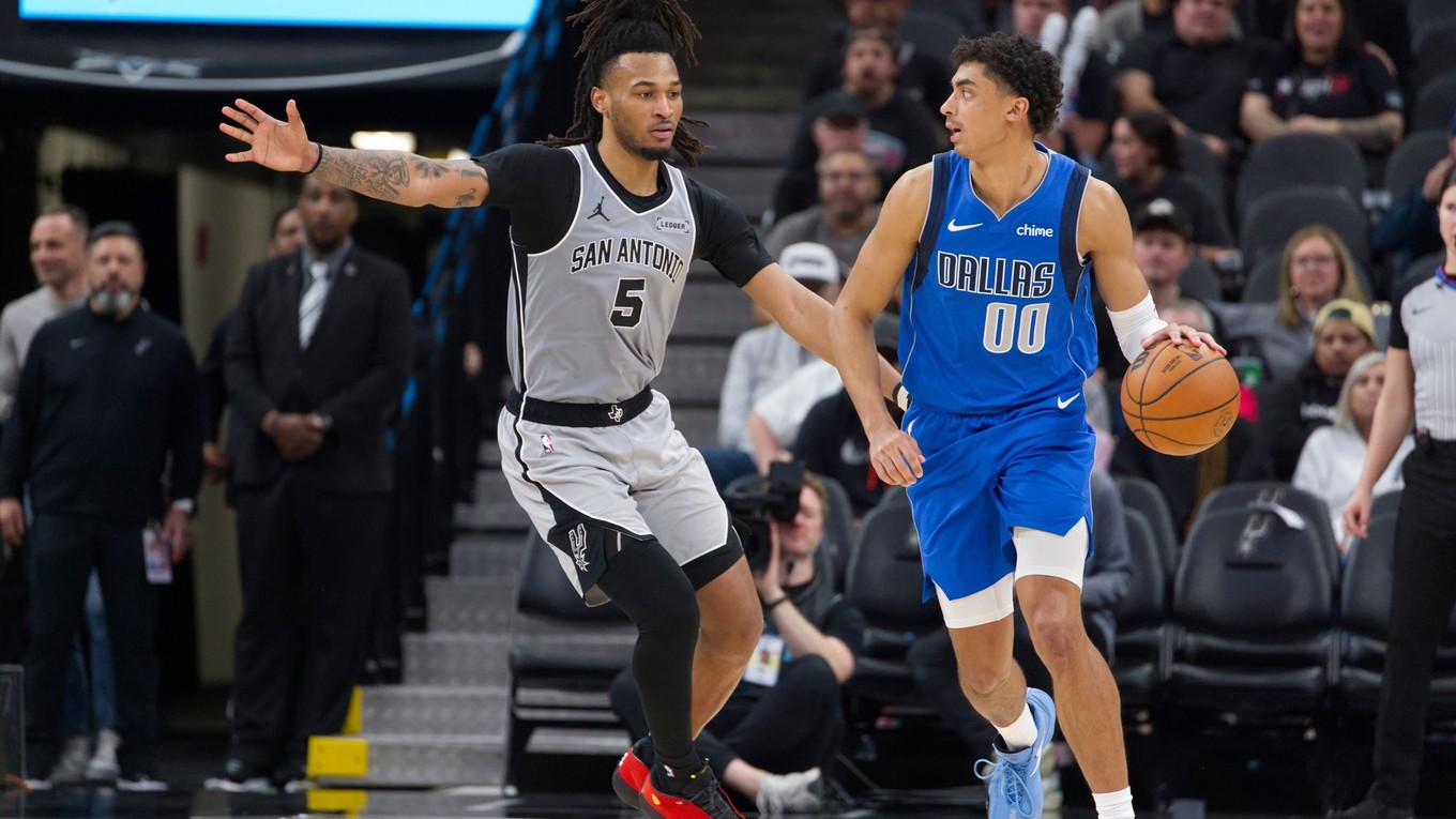 Max Christie v drese San Antonia