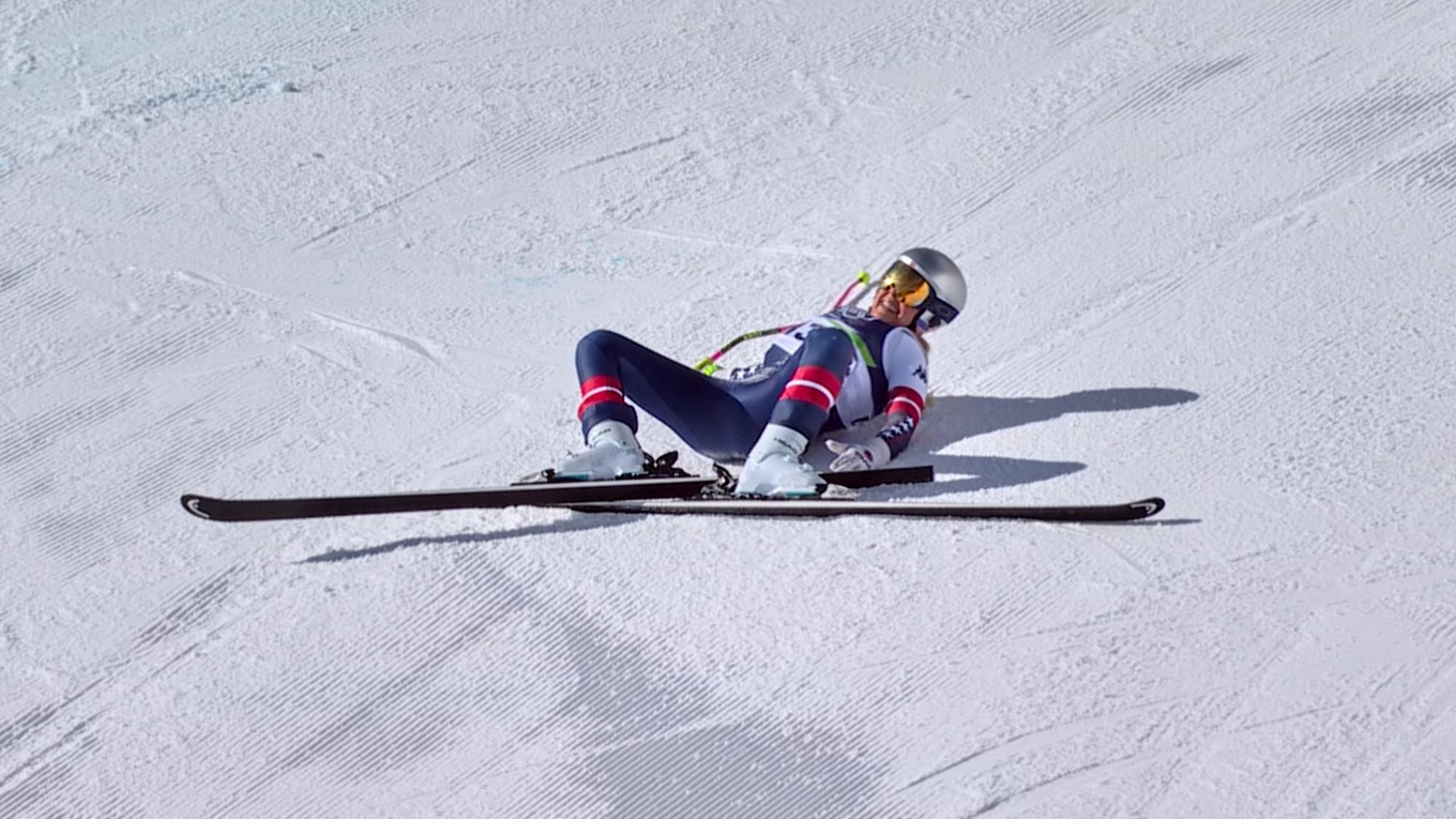 Lindsey Vonnová leží po páda počas zjazdu na ZOH 2026.