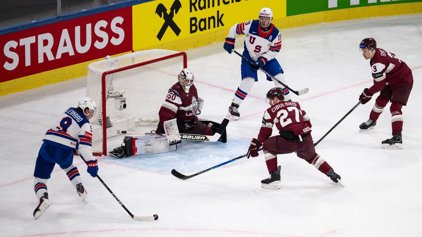 Americký hráč Ryan Leonard (vľavo) sa pokúša skórovať počas zápasu základnej A-skupiny Lotyšsko - USA na MS v ľadovom hokeji v Zürichu