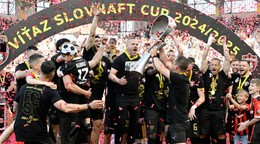 Futbalisti Trnavy oslavujú zisk Slovenského pohára pre sezónu 2024/25 po finále Slovenského pohára - Slovnaft Cupu.