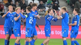 Futbalisti Slovenska do 21 rokov oslavujú gól.