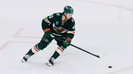 Quinn Hughes pred zápasom proti Pittsburghu.