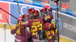 Hokejisti Trenčína oslavujú gól.