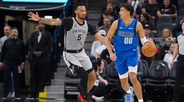 Max Christie v drese San Antonia