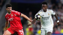 Hráč Real Madrid Vinícius Júnior (vpravo) a hráč Benfica Tomás Araújo bojujú o loptu.