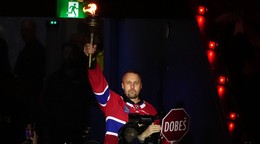 Bývalý slovenský hokejový brankár Montrealu Canadiens Jaroslav Halák nesie pochodeň pred zápasom Montreal - Carolina.
