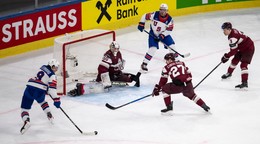 Americký hráč Ryan Leonard (vľavo) sa pokúša skórovať počas zápasu základnej A-skupiny Lotyšsko - USA na MS v ľadovom hokeji v Zürichu