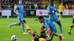 Villiam Granath (Mjällby), Mykola Kukharevych (Slovan) a zľava hore Artur Gajdoš (Slovan) a Alasana Yirajang (Slovan) počas prvého zápasu 3. predkola Ligy majstrov.