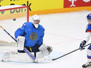 Libor Hudáček a brankár Kazachstanu Andrej Šutov v zápase Slovensko - Kazachstan na MS v hokeji 2023.