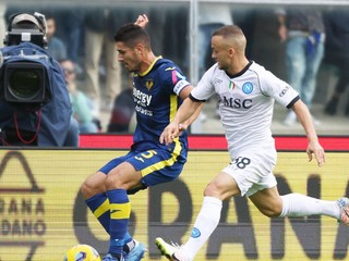 Stanislav Lobotka (vpravo) a Marco Davide Faraoni v zápase Hellas Verona - SSC Neapol.