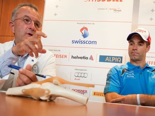Chirurg Olivier Siegrist a olympijský víťaz v zjazde Didier Defago na tlačovej konferencii v roku 2010.