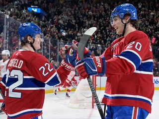 Cole Caufield a Juraj Slafkovský