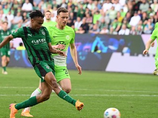 Nathan Ngoumou Minpole strieľa gól v zápase proti Wolfsburgu.