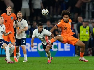 Joshua Zirkzee (vpravo) a Jude Bellingham v zápase Holandsko - Anglicko na EURO 2024.