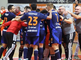 Hráči Lučenca sa tešia z výhry.