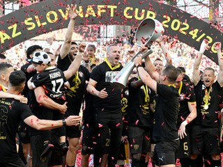 Futbalisti Trnavy oslavujú zisk Slovenského pohára pre sezónu 2024/25 po finále Slovenského pohára - Slovnaft Cupu.