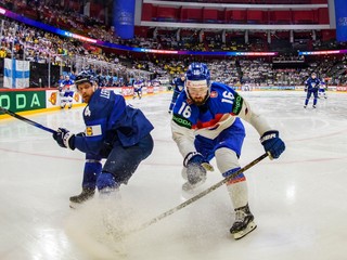 Róbert Lantoši (vpravo) v zápase Slovensko - Fínsko v skupine A na MS v hokeji 2025.
