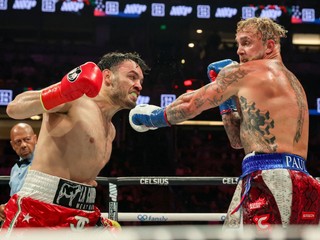 Súboj Julio César Chávez Jr. (vľavo) vs. Jake Paul.