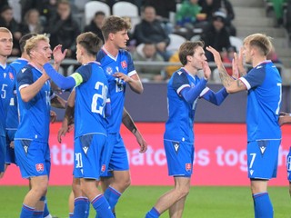 Futbalisti Slovenska do 21 rokov oslavujú gól.