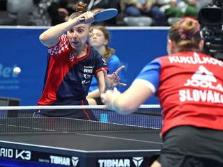 Slovenská reprezentantka v stolnom tenise Tatiana Kukuľková (chrbtom).
