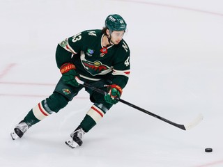 Quinn Hughes pred zápasom proti Pittsburghu.