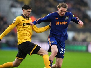 Hráč Wolverhamptonu Santiago Bueno (vľavo) a hráč Newcastlu Nick Woltemade bojujú o loptu.