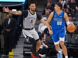 Max Christie v drese San Antonia