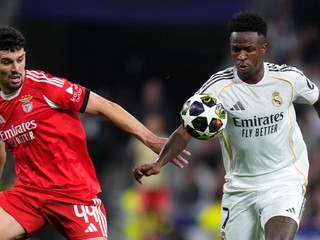 Hráč Real Madrid Vinícius Júnior (vpravo) a hráč Benfica Tomás Araújo bojujú o loptu.